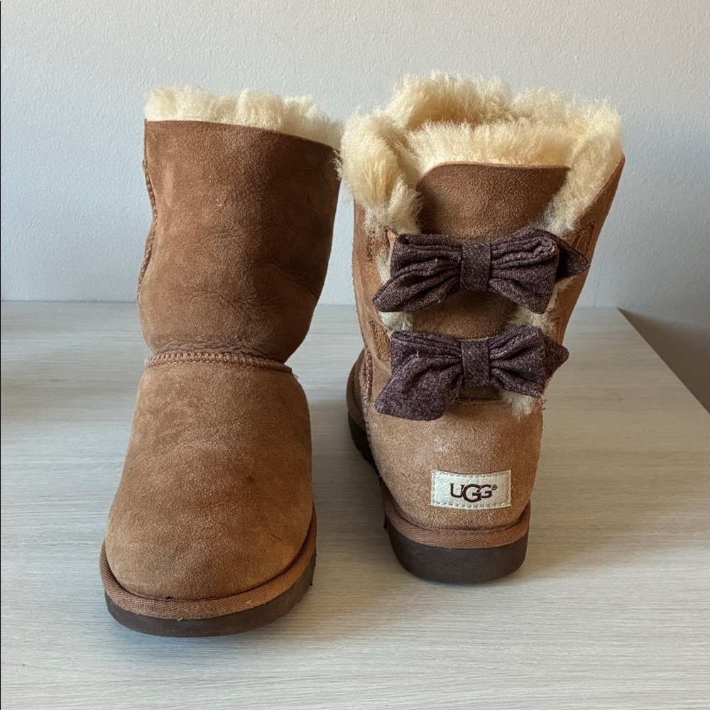 UGG Tan Boots with Plush Lining and Bows in size 6